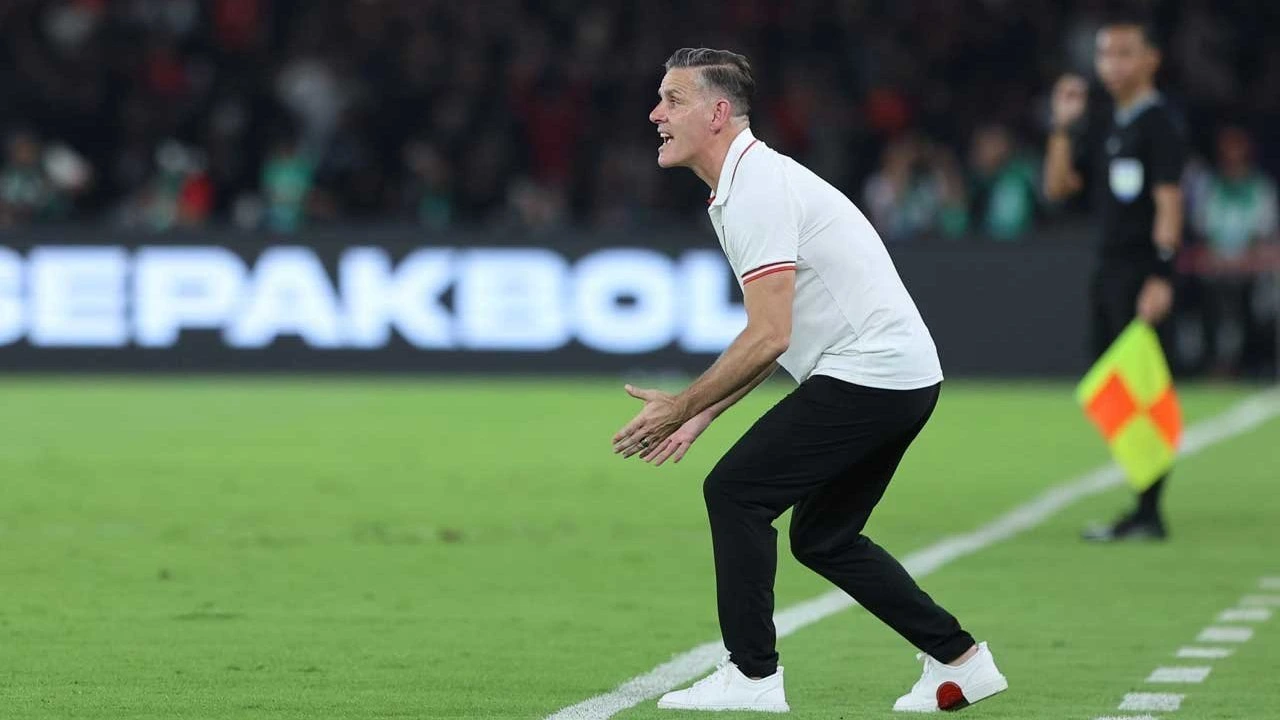 Pelatih John Herdman memberikan keterangan pers